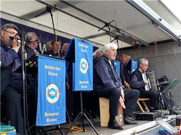 Für maritime Musik war auch beim Hafenfest in Sandstedt gesorgt. 