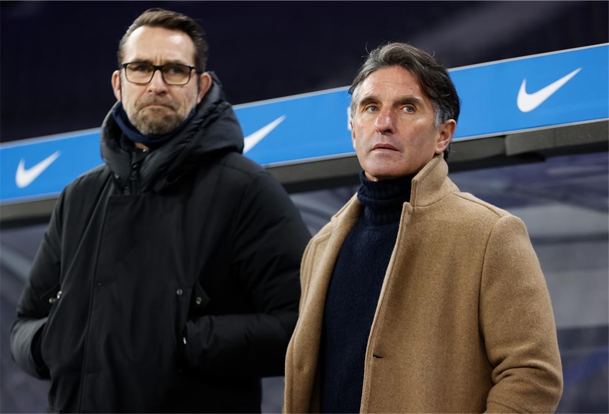 Herthas Trainer Bruno Labbadia (r) und Manager Michael Preetz stehen vor dem Spiel vor der Bank. 