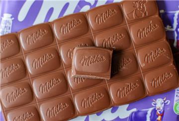 Eine Tafel Milka Alpenmilch Schokolade liegt auf einem Tisch. Milka-Schokolade ist nicht nur teurer geworden, sondern auch die Füllmenge wurde reduziert.