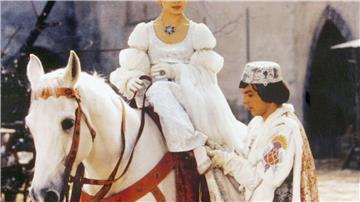 Für Millionen immer wieder schön: Der Prinz (Pavel Trávnícek) passt Aschenbrödel (Libuse Safránková) den verlorenen Schuh im Klassiker „Drei Haselnüsse für Aschenbrödel“ an. (Archivbild)