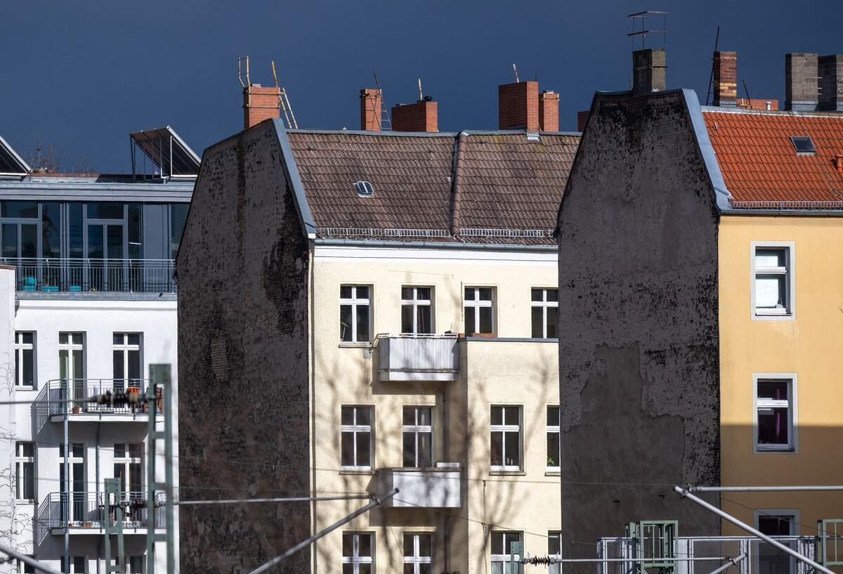 Neue Heizkostenregelung ab Oktober: Was Mieter in Norddeutschland beachten müssen Eine bunte Häuserreihe in einer Stadt.