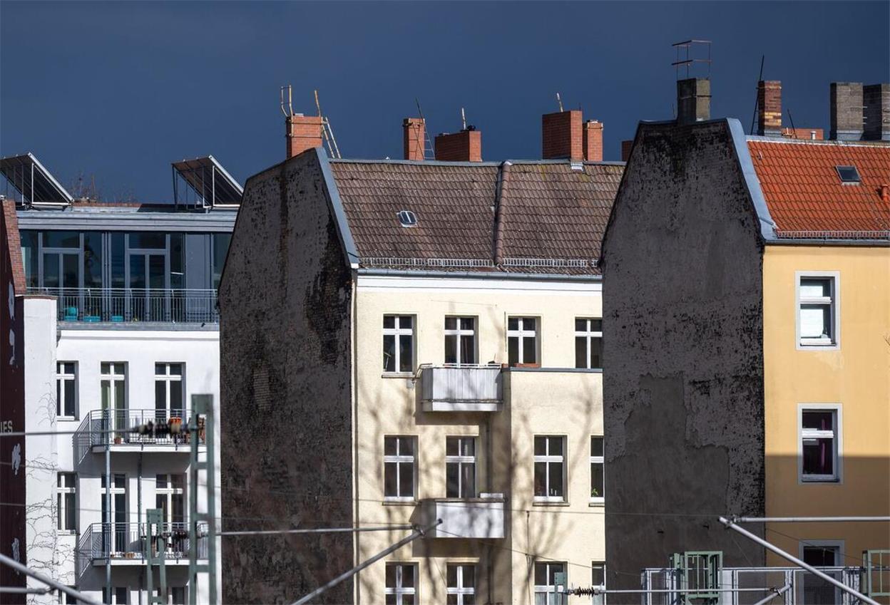 Symbolbild für neue Nebenkostenabrechnung seit Oktober trifft Millionen Mieter: Eine bunte Häuserreihe in einer Stadt.