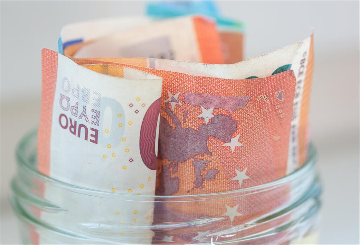 Diese neue Minijob-Regel gilt seit Jahresbeginn! Das hat sich jetzt geändert Mehrere Banknoten stecken in einem Glasgefäß. Seit 2025 gilt eine neue Minijob-Regel.