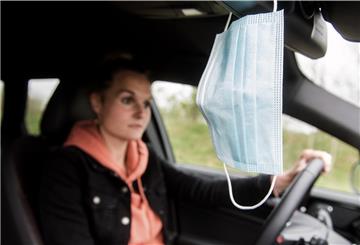 Für Mitfahrende in Autos gilt bis auf einige Ausnahmen eine Maskenpflicht.