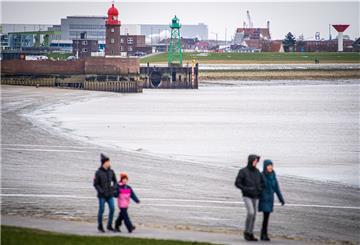 Spaziergänger genießen die kalte Brise in Bremerhaven