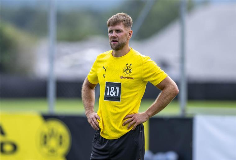 Werders Ex-Stürmer Füllkrug wechselt von Dortmund in die „beste Liga der Welt“ Bundesliga, Trainingslager Borussia Dortmund: Niclas Füllkrug stemmt die Hände in die Hüften.