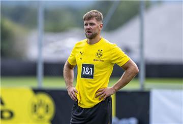 Bundesliga, Trainingslager Borussia Dortmund: Niclas Füllkrug stemmt die Hände in die Hüften.