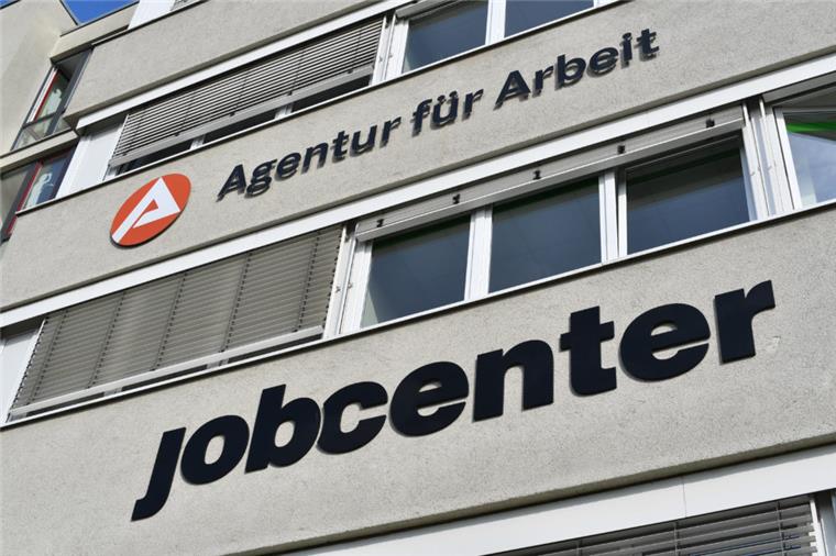 Für Niedersachsens Ministerpräsident Stefan Weil sind die Mitarbeitern in Jobcentern und den Arbeitsagenturen zu unfreundlich.
