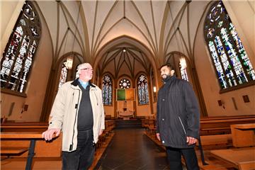 Für Pfarrer Markus Ganzauer und Pater Tomy Jose werden die Osterfeiertage zum Messe-Marathon. Und dazu wird auch noch die Herz-Jesu-Kirche an der Buchtstraße saniert.