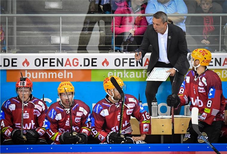 Pinguins-Trainer Popiesch plant mehrgleisig Für Pinguins-Trainer Thomas Popiesch ist die Vorbereitung auf die nächste Saison schwierig. Wann die DEL startet und wie gespielt wird ist noch ungewiss.