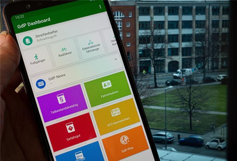 Was gilt im Verkehr: Polizei-App hilft auch Laien Auf einem Smartphone ist die App „GdP“ von der Gewerkschaft der Polizei aufgerufen.