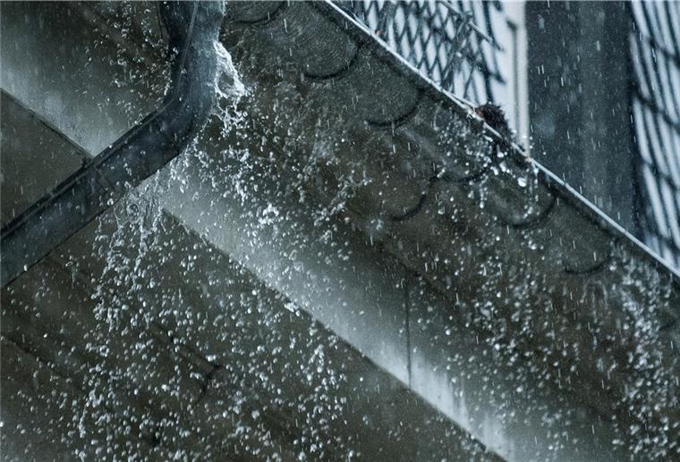 Für Regenwasser, das auf versiegelte Flächen fällt, wird in der Stadt Bremerhaven seit Jahresanfang eine Niederschlagsgebühr fällig. Das missfällt vielen.