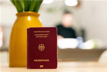 Ein Reisepass steht auf einem Tisch in einer Wohnung. Für Reisepässe und Ausweise gelten ab Anfang Mai neue Regeln für die Fotos. Die Bilder sollen auch in den Bürgerämtern digital aufgenommen werden können. Aber die Technik gibt es noch nicht überall.