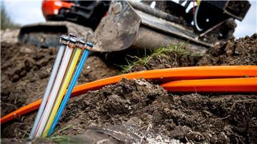 Für schnelleres Internet: Glasfaserkabel auf einer Baustelle.