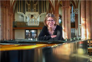 Für schöne Musik im Gottesdienst setzt sich Kantorin Eva Schad auch in der Corona-Krise ein. Foto Scheschonka