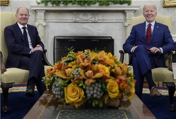 Joe Biden (r), Präsident der USA, empfängt Olaf Scholz (SPD), Bundeskanzler von Deutschland, im Oval Office des Weißen Hauses.