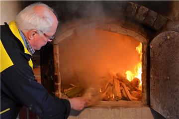 Für seine Backfeste braucht der Midlumer Mühlenverein – hier Hobbybäcker Harald Schewe – gutes Holz. Dieses ist dem Verein aber gestohlen worden.