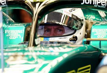 Sebastian Vettel aus Deutschland vom Team Aston Martin sitzt  in seinem Auto.