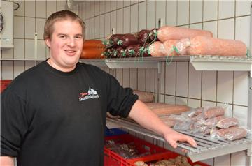 Für Simon Lünzmann ging‘s beruflich schon immer um die Wurst. Jetzt kehrt der 29-Jährige in seinen Fleischerladen zurück. Der wird zu einer Art Fabrikverkauf.