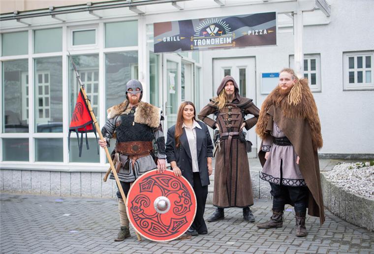 Für skandinavische Atmosphäre sorgen die Freizeitwikinger Dominic, Kevin und Jan (von links) zusammen mit „Trondheim“-Restaurant-Pächterin Sabine Hajrizi.