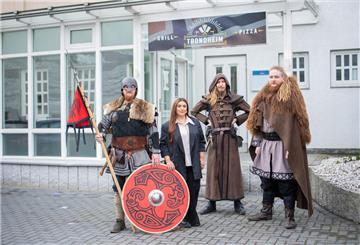 Für skandinavische Atmosphäre sorgen die Freizeitwikinger Dominic, Kevin und Jan (von links) zusammen mit „Trondheim“-Restaurant-Pächterin Sabine Hajrizi.