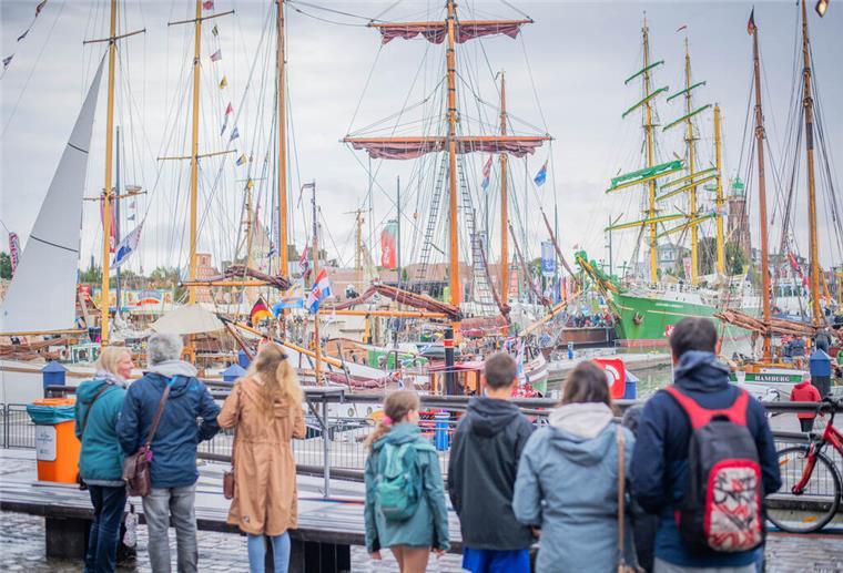 Rettungskräfte melden Zwischenbilanz der Maritimen Tage Maritime Tage 2023 am Donnerstag- Nach den anfänglichen Regenschauern am Vormittag, strömen die ersten Festbesucher auf das Gelände rund um den Neuen Hafen.