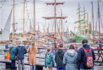 Maritime Tage 2023 am Donnerstag- Nach den anfänglichen Regenschauern am Vormittag, strömen die ersten Festbesucher auf das Gelände rund um den Neuen Hafen.