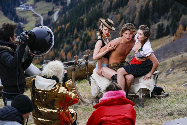 Für Starfotografin Ellen von Unwerth (goldene Jacke) posierte (von links) Caroline Krüger aus Bremerhaven mit Männermodel Jordan Barrett und Konkurrentin Julia vor den Augen von Jurorin Heidi Klum (rote Jacke).