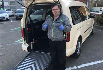 Für Taxifahrer wie Peter Schmidt vom Fahrdienst Lorenz haben Krankentransporte jetzt Priorität.