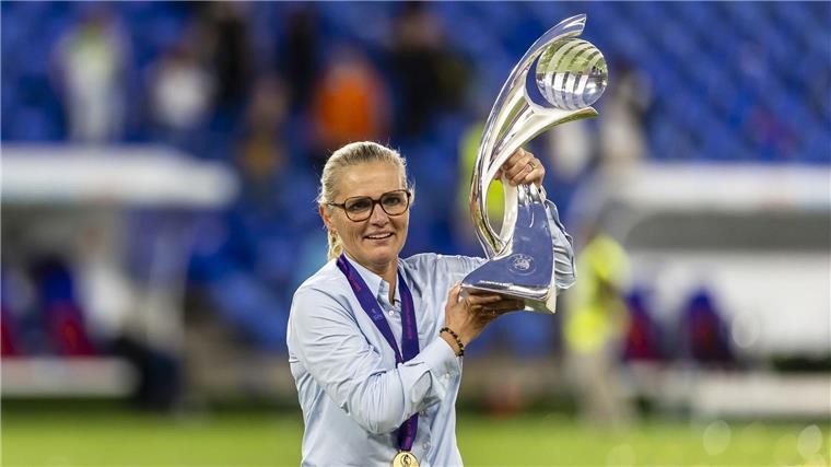 Eine Parade für die Europameisterinnen Für Trainerin Sarina Wiegman ist es schon der dritte EM-Titel.