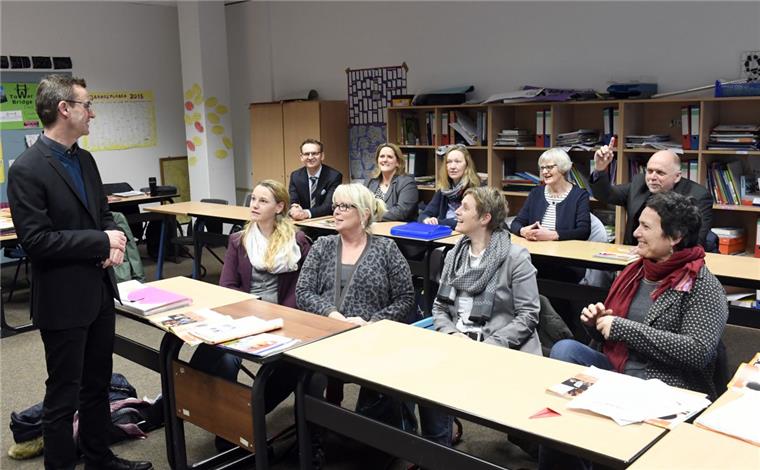 Zehn neue Schulleiter für Bremerhaven Für uns drückten die zehn neuen Schulleiter nochmal die Schulbank. Links: Schuldezernent Michael Frost (parteilos).
