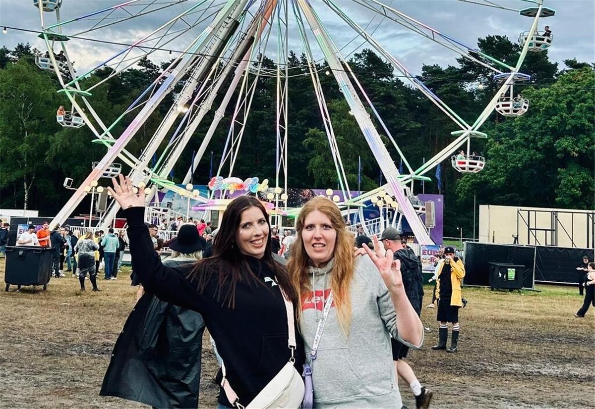 So war das Hurricane für die Gewinnerin unserer Verlosung und Gewinnspiel für Fischtown-Pinguins-Fan Frauen vor einem Riesenrad