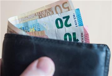 Aus einer Geldbörse ragen mehrere Euroscheine. Für Bürgergeld-Empfänger kann es bis zu 100 Euro mehr pro Monat geben - allerdings unter besonderen Voraussetzungen.