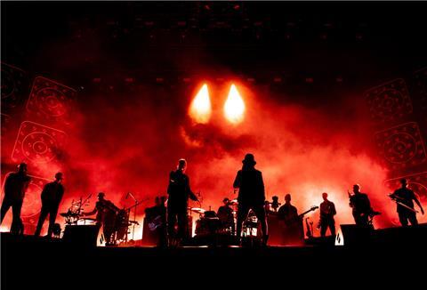 Für viele Künstler, besonders für unbekanntere Musiker und Bands oder den Nachwuchs, sieht die aktuelle Lage und der Blick in die Zukunft düster aus. Bands wie Seeed (im Bild) spielen aber trotzdem in der Regel vor großem Publikum.
