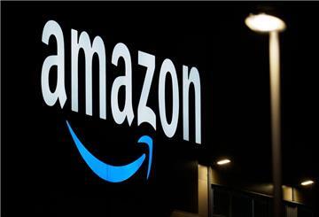 Das Logo von Amazon ist am Logistikzentrum des Onlineversandhändlers zu sehen. Eine neue Änderung lässt Kunden rätseln.