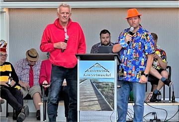 Für viele Lacher sorgten auch Bürgermeister Axel Linneweber (rechts) und Johann Evers von den Eckwarder Karnevalisten.