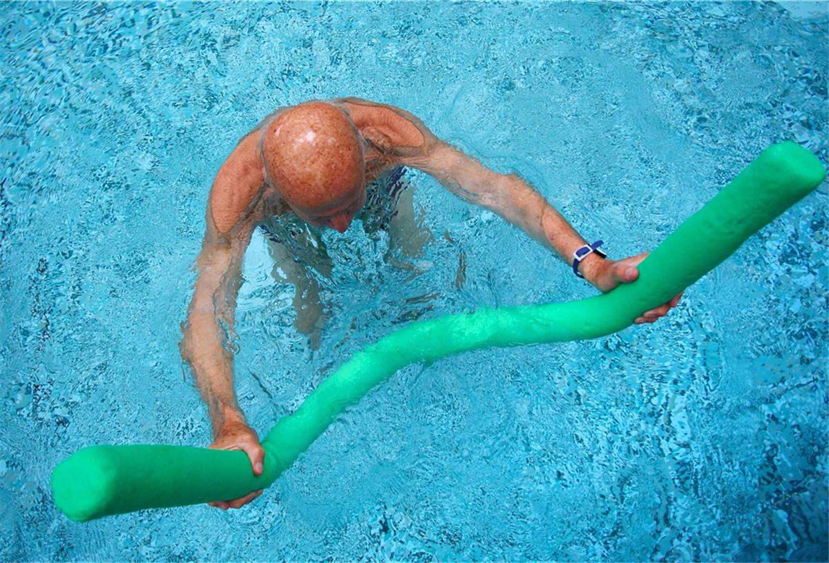 Rheumapatienten wollen wieder ins Becken Für viele Rheumapatienten ist die Bewegung im warmen Wasser ein Segen. Doch seit Beginn der Pandemie suchen viele Therapiegruppen vergeblich nach einem Schwimmbad.