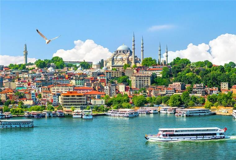 Panoramablick auf Istanbul mit Moschee, farbenfrohen Häusern und Booten auf dem Bosporus