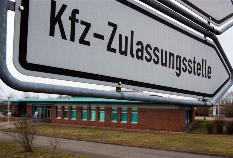 Online in Richtung Zukunft: Kfz-Zulassung im Cuxland jetzt schnell und billig Für viele Vorgänge müssen die Bewohner des Landkreises Cuxhaven künftig nicht mehr persönlich zur Kfz-Zulassungsstelle kommen. Diese können online erledigt werden.