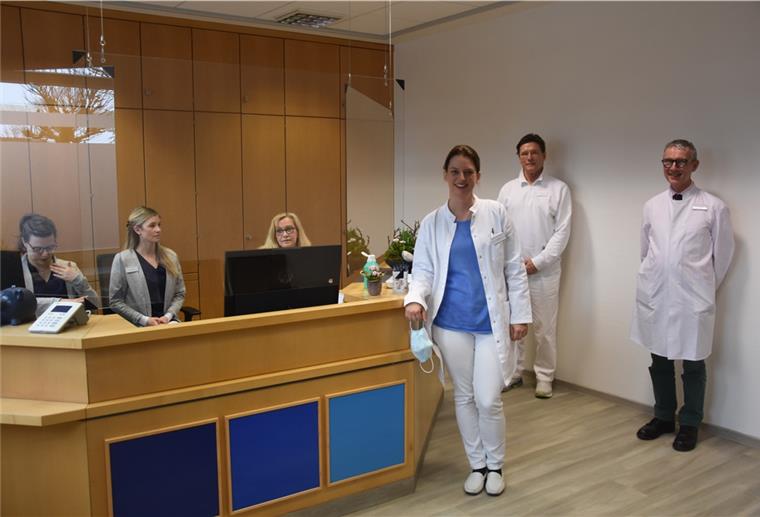 Das Foto zeigt die Ärztin Marina Oeff mit ihrem Team.