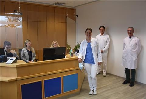 Das Foto zeigt die Ärztin Marina Oeff mit ihrem Team.