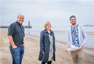 Fürs große ökumenische Tauffest im Juni beraten (von links) der leitende katholische Pfarrer Marcus Scheiermann, Kirchenkreis-Chefin Susanne Wendorf-von Blumröder und Stadtjugendreferent Sönke Helms vor Ort.