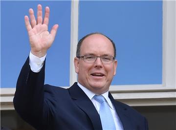 Fürst Albert II. von Monaco winkt. Im Juli wird er in Bremerhaven erwartet. 