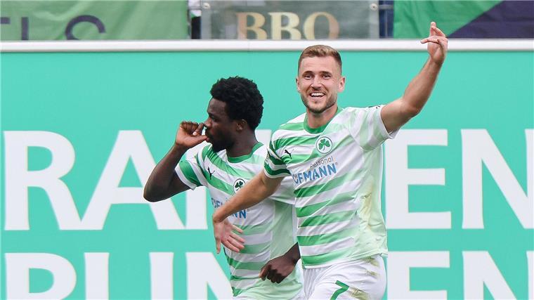 Dominante Fürther verderben Münster das Comeback Fürther Freude: die Torschützen Dennis Srbeny und Gideon Jung.