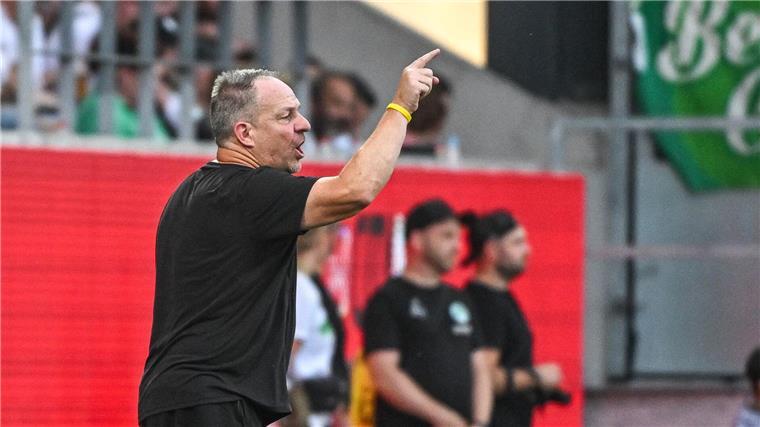 Fürth gewinnt mit stabilem Torwart Noll in Regensburg Fürths Trainer Alexander Zorniger wie immer engagiert am Spielfeldrand.