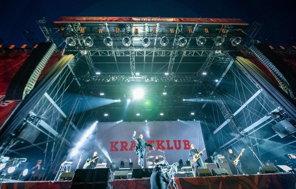 Fulminanter Auftrit der Band Kraftklub um Sänger Felix Kummer auf der Firestage ...