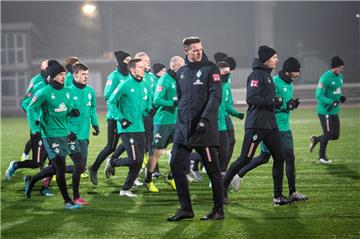 Fußball: Bundesliga, Trainingsauftakt SV Werder Bremen. Tim Borowski (vorn), Co-Trainer von Werder Bremen, geht an den Spielern vorbei, die über den Platz laufen.