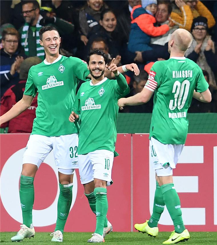 Pokal–Fest im Weserstadion: Werder schlägt Heidenheim 4:1 Fußball: DFB-Pokal, Werder Bremen - 1. FC Heidenheim, 2. Runde. Werders Torschütze zum 4:0 Marco Friedl (l) jubelt mit Leonardo Bittencourt und Davy Klaassen (r).