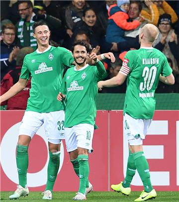 Fußball: DFB-Pokal, Werder Bremen - 1. FC Heidenheim, 2. Runde. Werders Torschütze zum 4:0 Marco Friedl (l) jubelt mit Leonardo Bittencourt und Davy Klaassen (r).