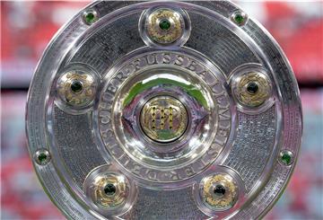 Fußball-Fans müssen weiter geduldig sein. Der Ball wird wohl bis Ende April nicht rollen.